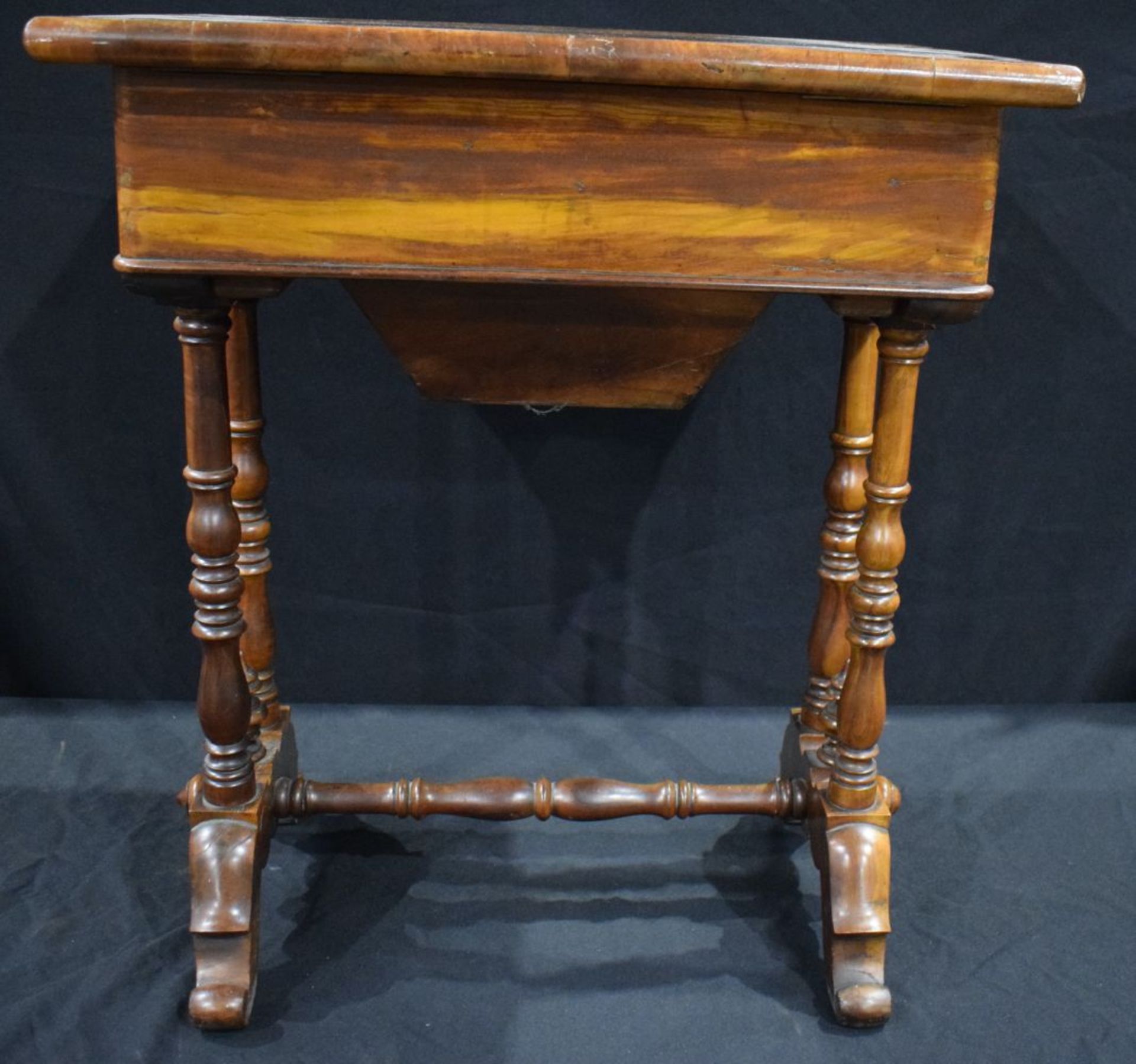 A Victorian Flame mahogany top opening , one drawer work table 70.5 x 60 x 41 cm. - Image 15 of 18