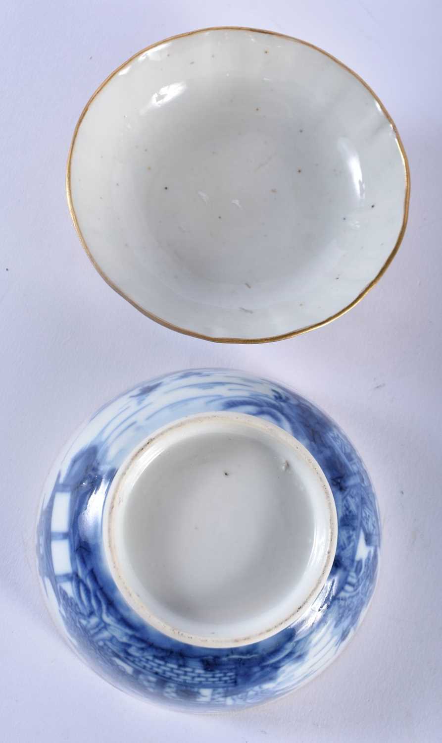 AN 18TH CENTURY CHINESE EXPORT BLUE AND WHITE BOWL AND COVER Qianlong. 10.25cm diameter. - Image 5 of 5