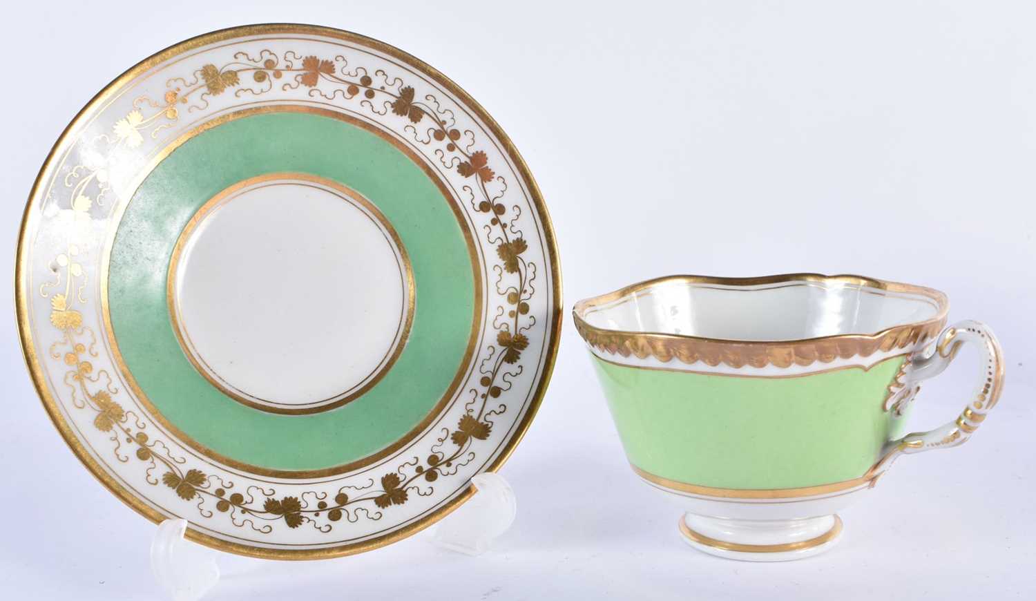 Early 19th century Flight Barr and Barr cups and saucers, one in light green, one In medium green - Image 5 of 8