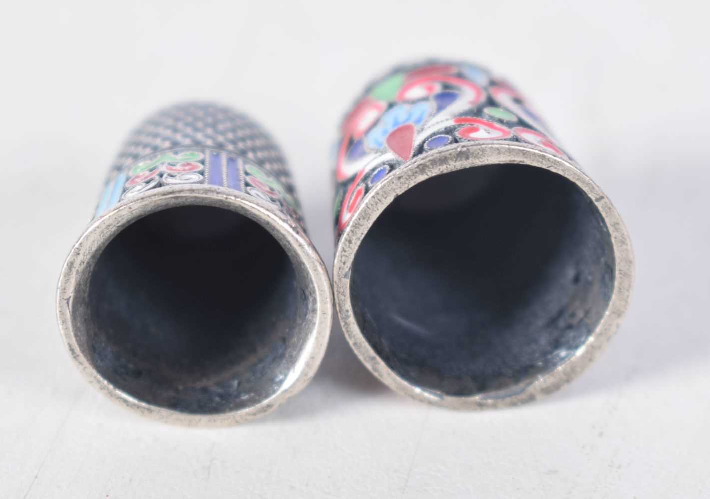Two Continental Silver and Enamel Thimbles. Stamped 84, 2.3 cm x 1.8 cm, total weight 20g (2) - Image 2 of 3