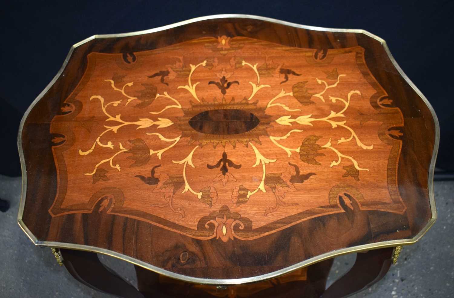 A near pair of Baroque style inlaid Oval 1 drawer tables 72 x 62 x 47 cm (2) - Image 5 of 8