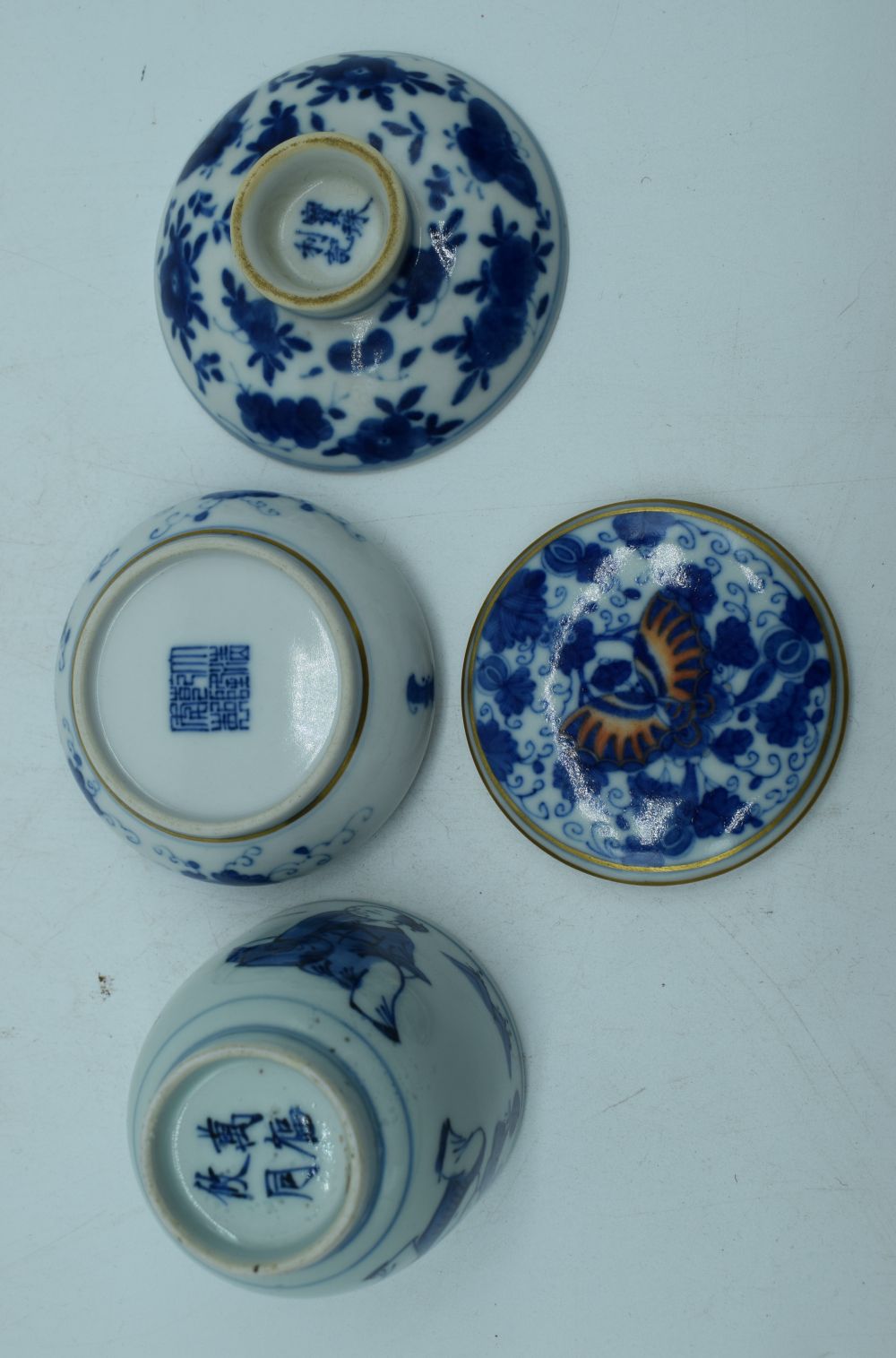 A small Chinese porcelain blue and white Tea bowl together with a cosmetic pot and a small dish - Image 8 of 8