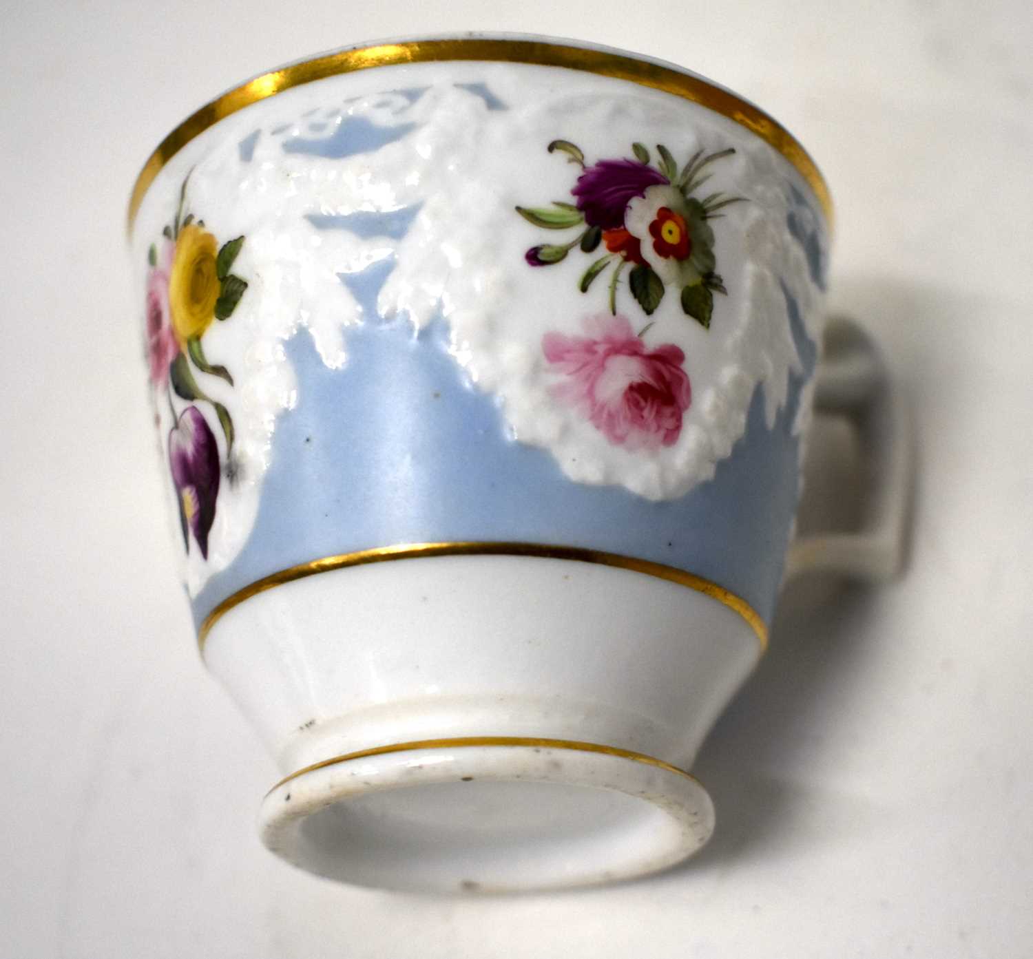 AN EARLY 19TH CENTURY CHAMBERLAINS WORCESTER PART TEASET painted with floral sprays, under a moulded - Image 35 of 36