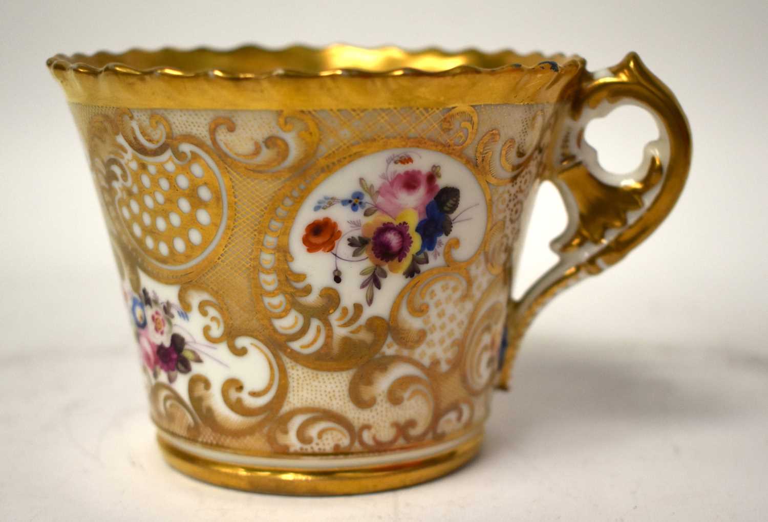 THREE EARLY 19TH CENTURY CHAMBERLAINS WORCESTER PORCELAIN CUPS AND SAUCERS painted with armorials - Image 29 of 31