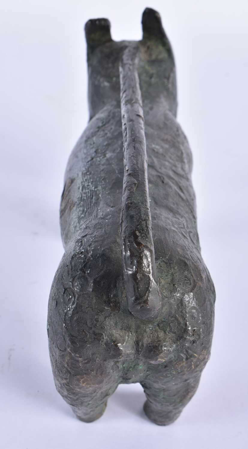 AN ANTIQUE TRIBAL AFRICAN HEAVY BRONZE BENIM BEAST unusually formed with a tail handle. 20 cm x 12 - Image 4 of 5