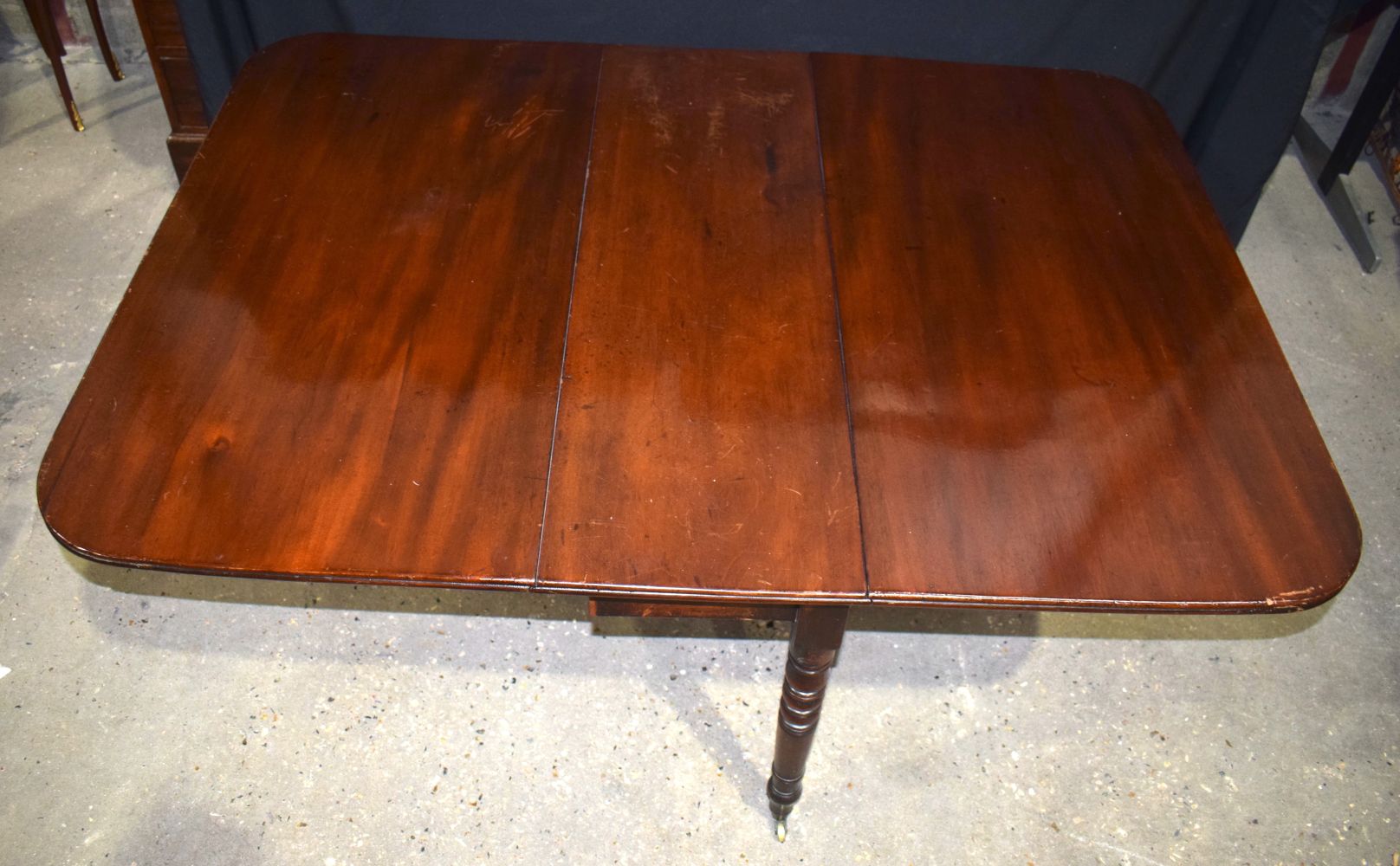 An antique mahogany drop leaf dining table 71 x 145 x 104 cm. - Image 7 of 10