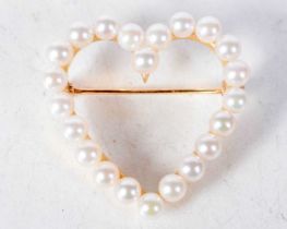 A 14 Carat Gold Heart Shaped Brooch set with Pearls. Stamped 14K, 2.9cm x 2.9cm, weight 5.2g