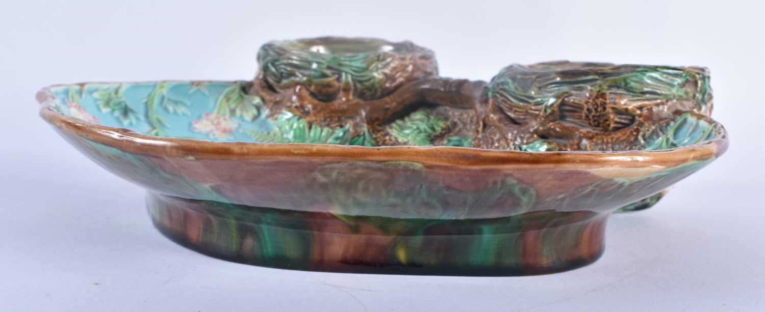 A 19TH CENTURY GEORGE JONES MAJOLICA POTTERY DISH decorated in relief with fruiting vines and - Image 4 of 5