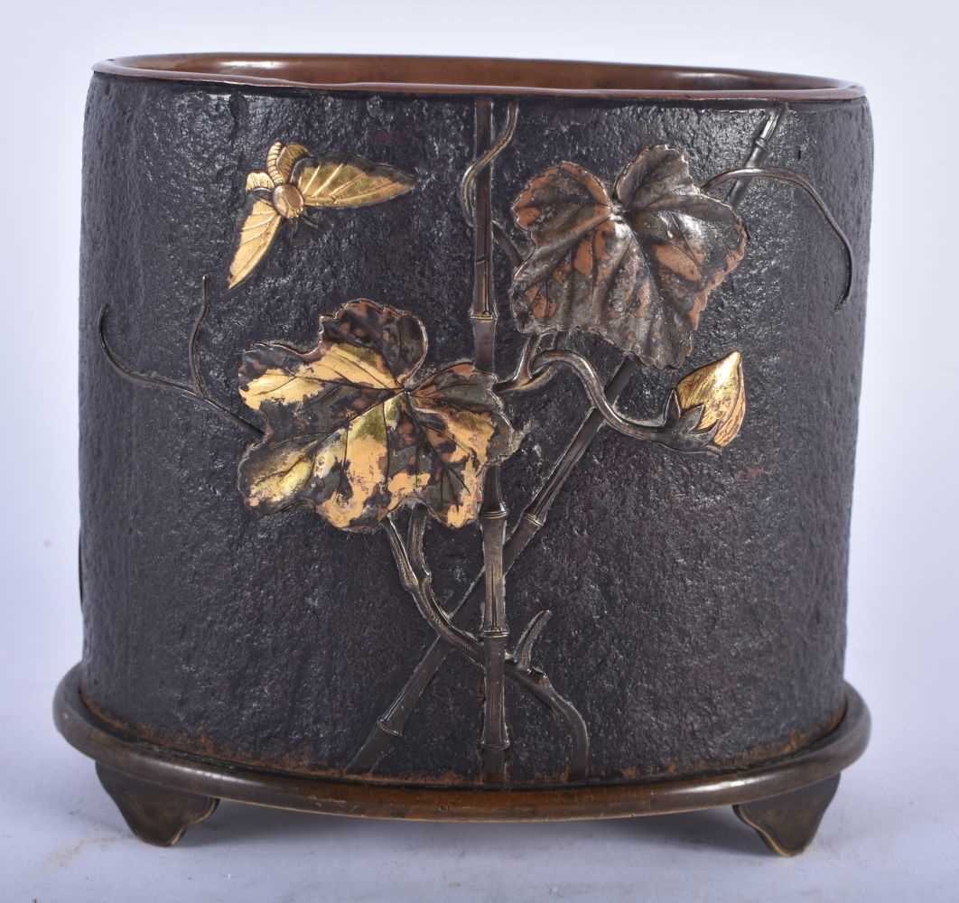 A LOVELY 19TH CENTURY JAPANESE MEIJI PERIOD IRON BRONZE AND SHAKUDO ONLAID BRUSH POT by Toshichika - Image 2 of 5