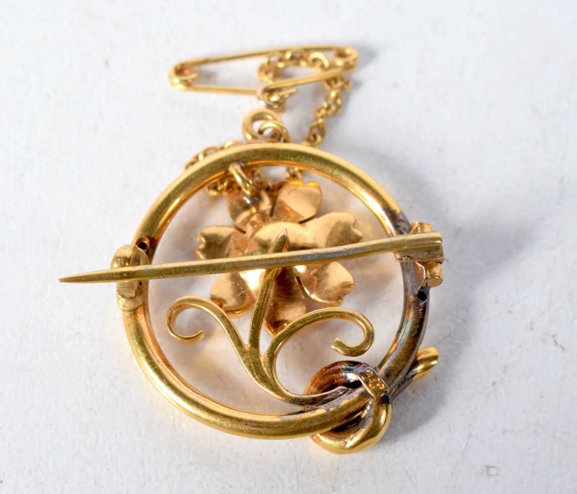 A 15 Carat Gold Flower Brooch set with Pearls with Safety Chain. Stamped 15 CT. 2.1cm diameter, - Image 2 of 2