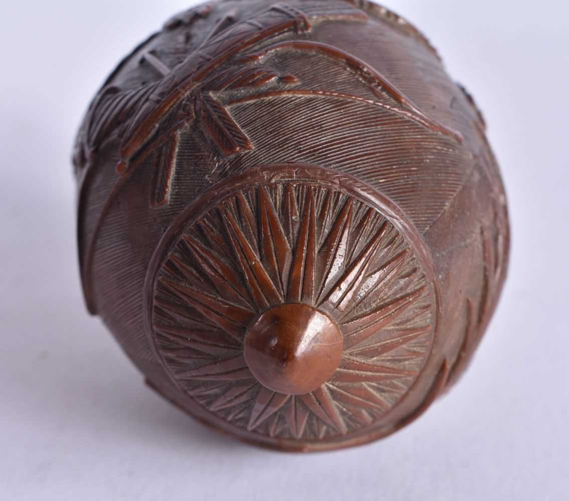 A naive coconut shell Bugbear powder flask carved as a fish. 7.5 cm x 5.2 cm, weight 106g - Image 3 of 3