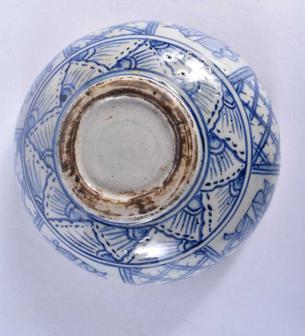 A CHINESE BLUE AND WHITE PORCELAIN BOX AND COVER 20th Century. 11.5 cm diameter. - Image 5 of 5