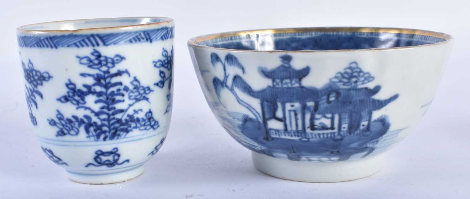 AN EARLY 18TH CENTURY CHINESE BLUE AND WHITE PORCELAIN MUG Qianlong, together with two similar - Image 7 of 9