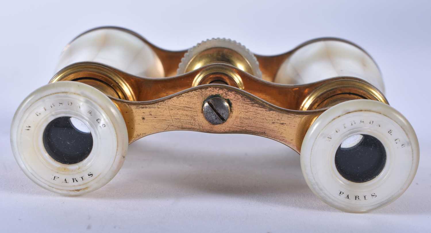 A PAIR OF MOTHER OF PEARL OPERA GLASSES. 9 cm x 9 cm extended. - Image 5 of 5