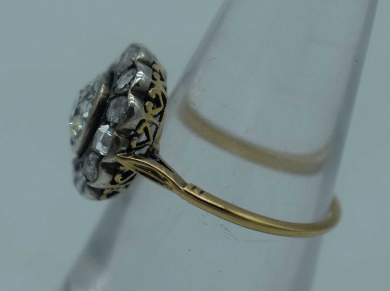 A LARGE ANTIQUE GOLD AND DIAMOND COCKTAIL CLUSTER RING. L. 2.3 grams. Central stone 0.5 cm x 0.5 - Image 2 of 3