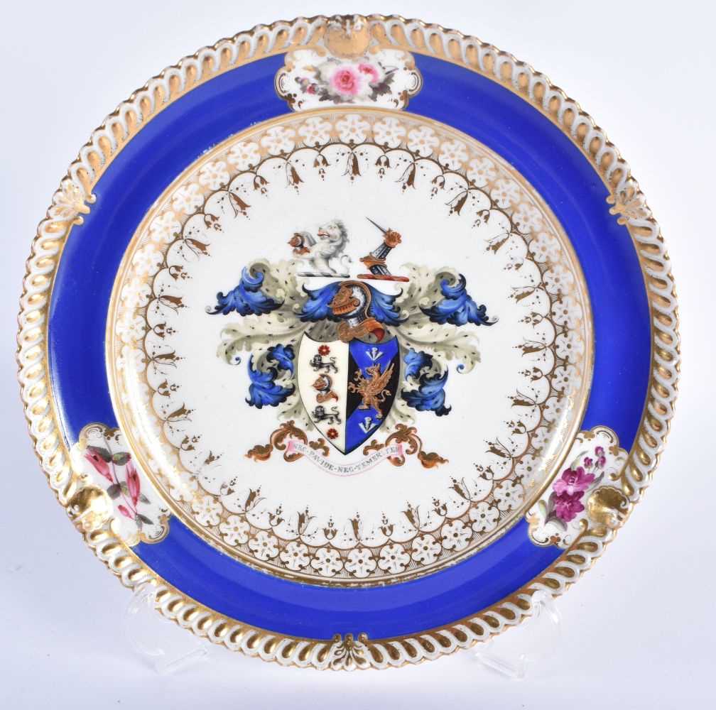 A FINE EARLY 19TH CENTURY CHAMBERLAINS WORCESTER ARMORIAL PLATE painted with a Knight and shield