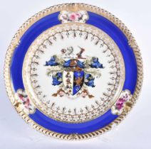 A FINE EARLY 19TH CENTURY CHAMBERLAINS WORCESTER ARMORIAL PLATE painted with a Knight and shield