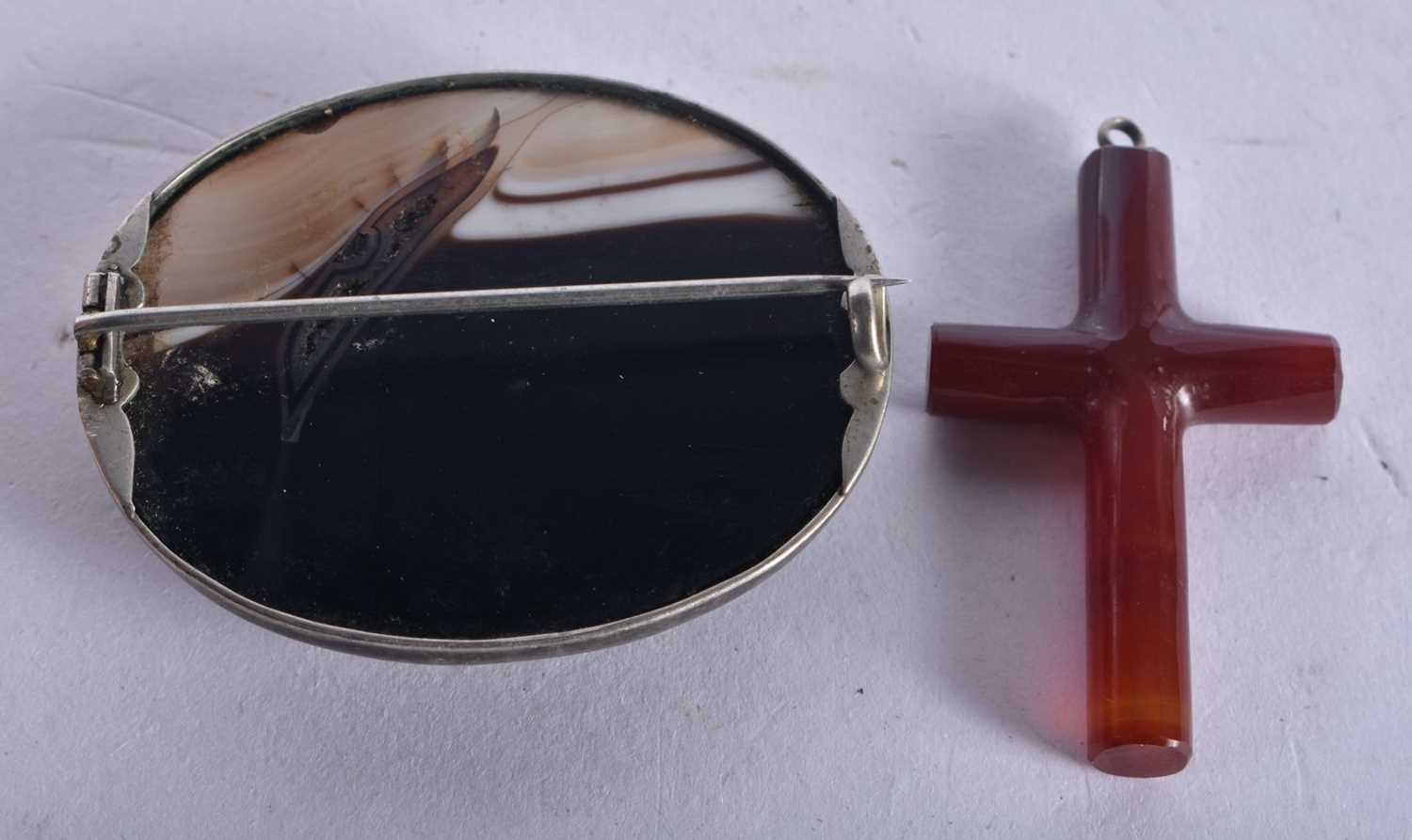 A Banded Agate Brooch together with an Agate Cross Pendant. Brooch 4.6 cm x 3.7cm (2) - Image 2 of 2