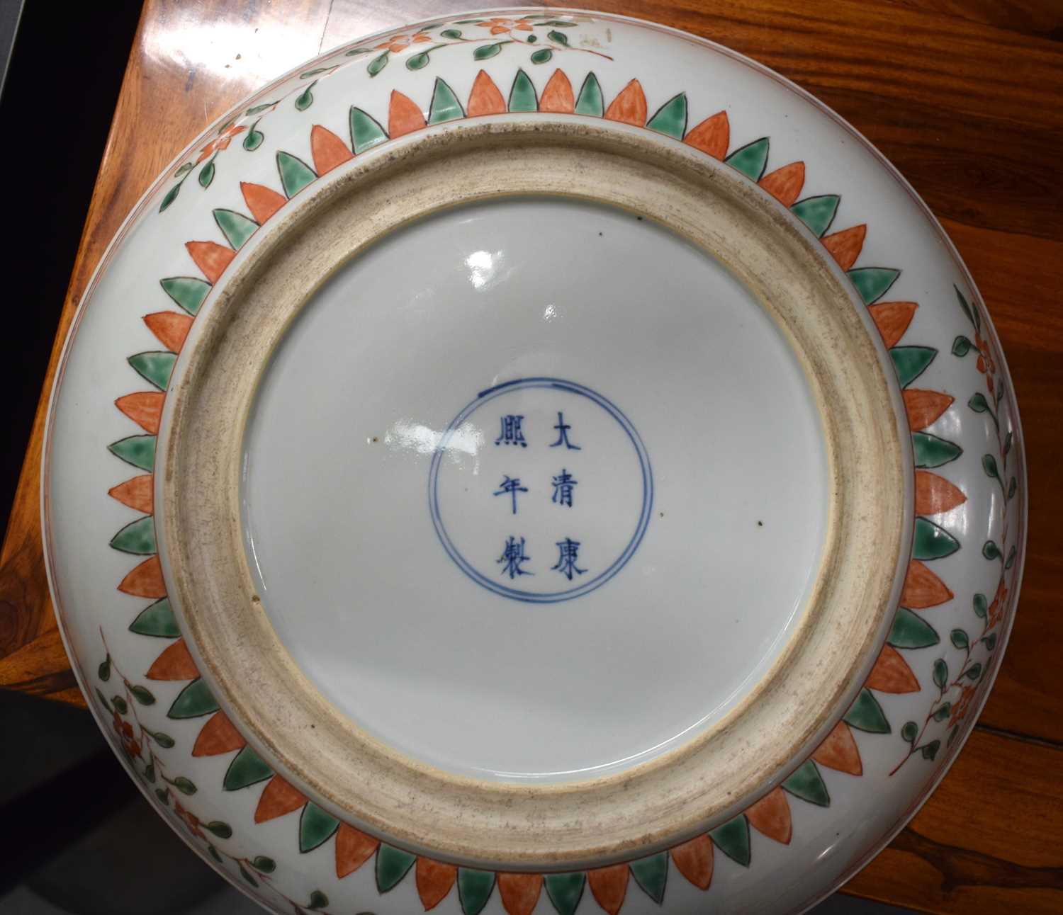 A LARGE 19TH CENTURY CHINESE FAMILLE VERTE PORCELAIN CIRCULAR DISH bearing Kangxi marks to base, - Image 11 of 15