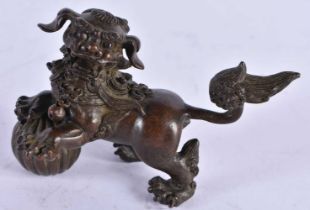 A JAPANESE BRONZE FOO DOG OKIMONO. 390 grams. 10 cm x 7 cm.