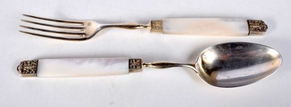 A FRENCH SILVER AND MOTHER OF PEARL FORK AND SPOON. 67 grams. 18cm long. (2)