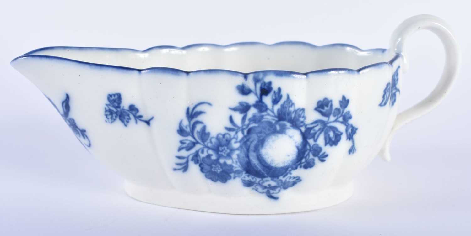 AN 18TH CENTURY CAUGHLEY BLUE AND WHITE PORCELAIN SAUCE BOAT decorated with fruiting vines upon a - Bild 2 aus 5