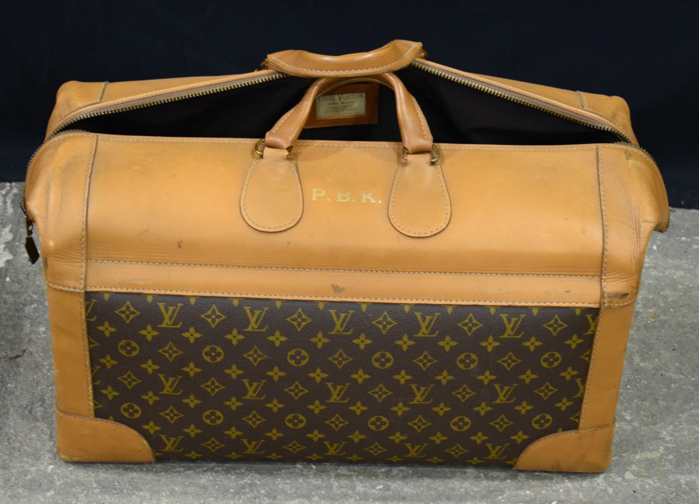 A Louis Vuitton Holdall 32 x 60 x 27 cm