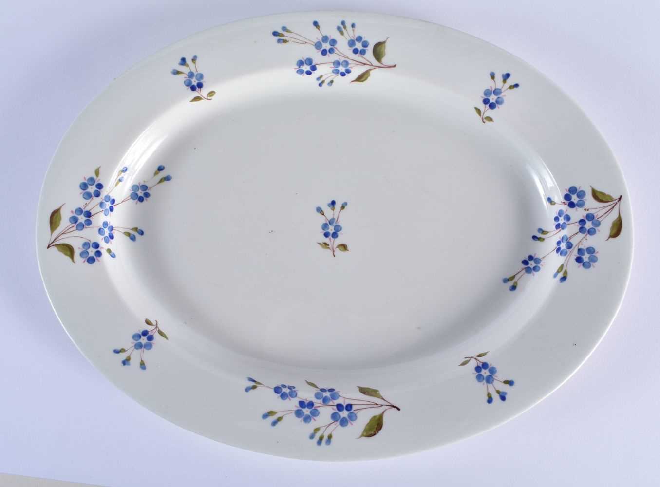 AN EARLY 19TH CENTURY CHAMBERLAINS WORCESTER DINNER SERVICE painted with blue cornflowers. Largest - Bild 7 aus 18