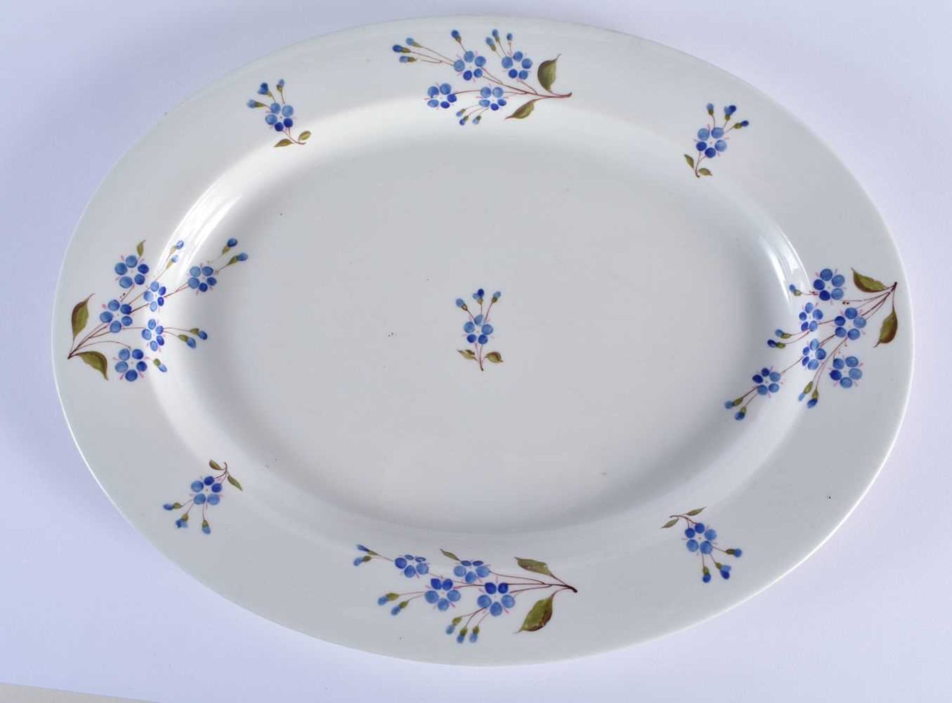 AN EARLY 19TH CENTURY CHAMBERLAINS WORCESTER DINNER SERVICE painted with blue cornflowers. Largest - Image 7 of 18