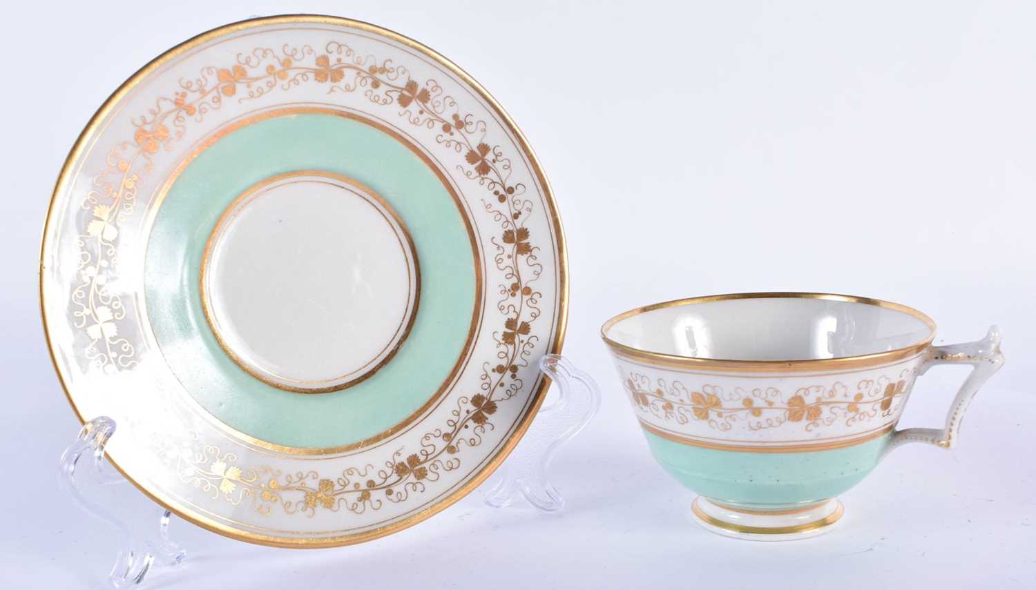 Early 19th century Flight Barr and Barr cups and saucers, one in light green, one In medium green - Image 7 of 8