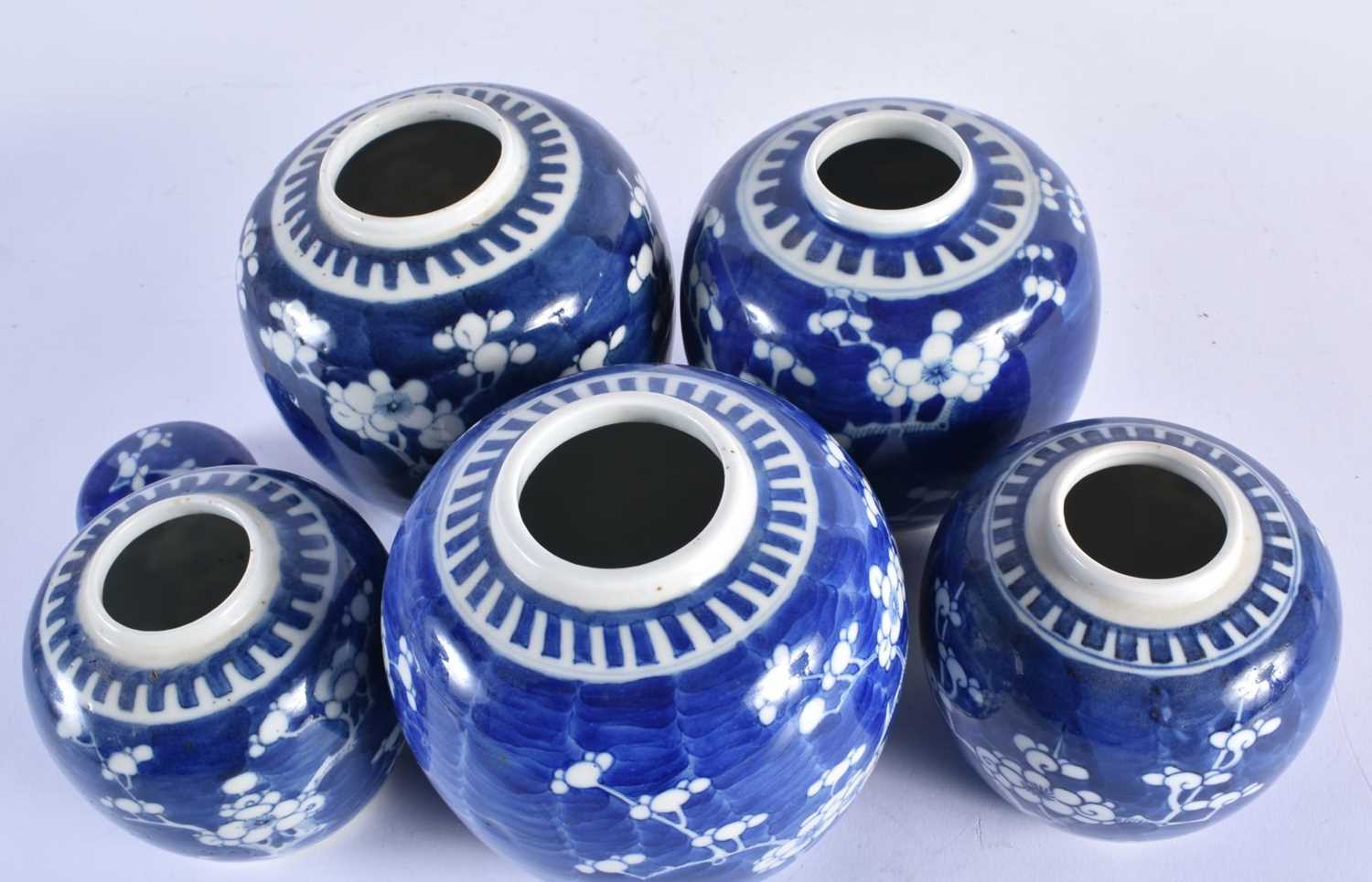 A SET OF FIVE 19TH CENTURY CHINESE BLUE AND WHITE PORCELAIN GINGER JARS Qing. Largest 13 cm x 10 cm. - Image 4 of 4