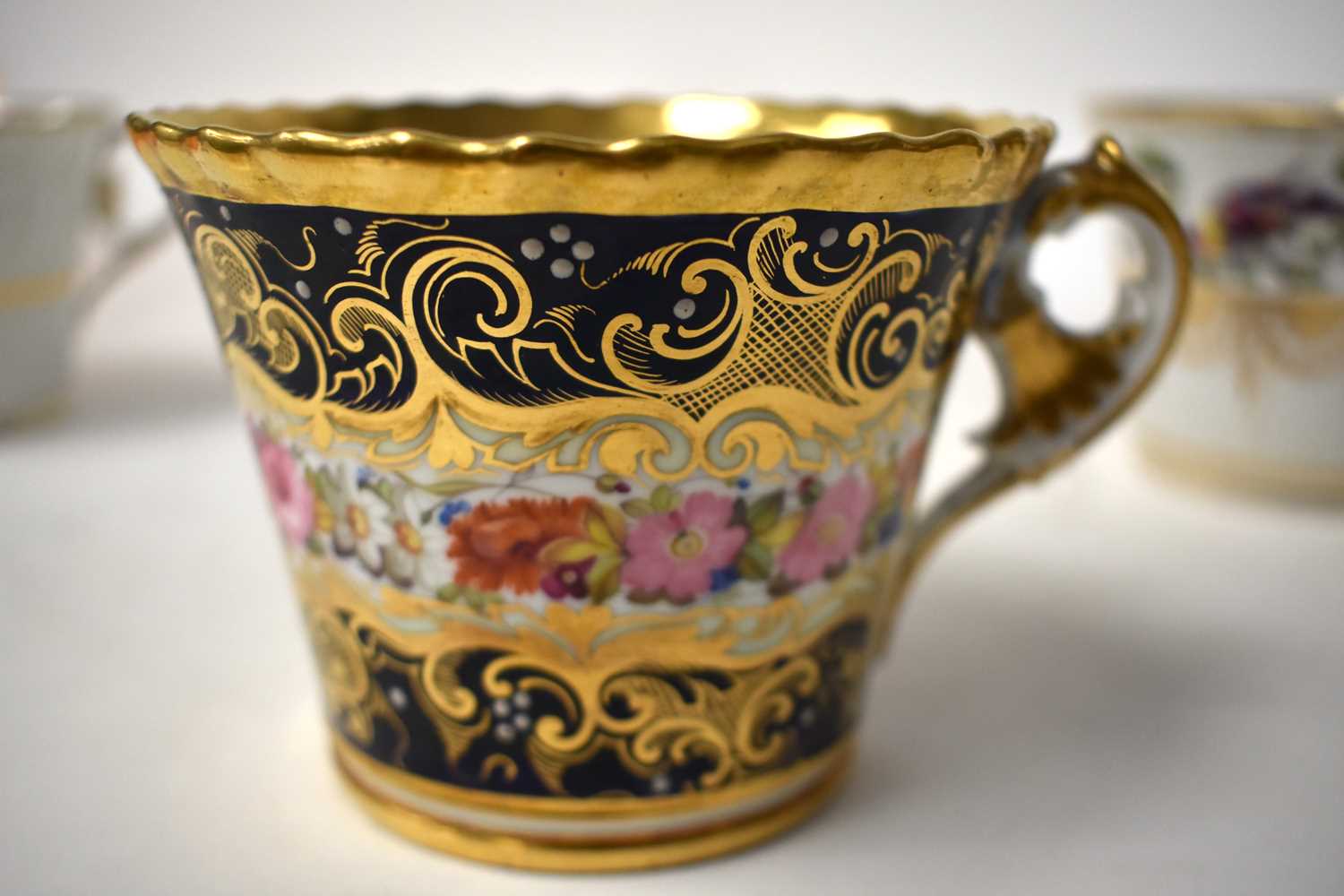FOUR EARLY 19TH CENTURY LARGE CHAMBERLAINS WORCESTER COFFEE CUPS of varying designs. Largest 8 cm - Image 8 of 24