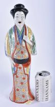 A LARGE EARLY 20TH CENTURY JAPANESE MEIJI PERIOD PORCELAIN GEISHA modelled in the 17th century