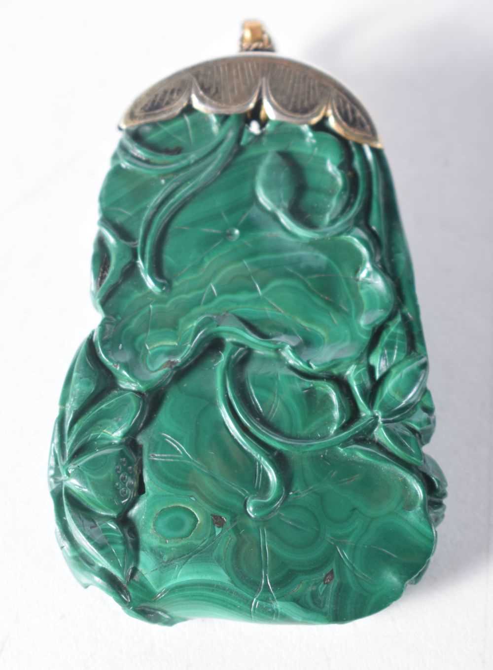 A Chinese Malachite Pendant with Yellow Metal Mounts. 6 cm x 3.8 cm, weight 46.7g - Image 2 of 3