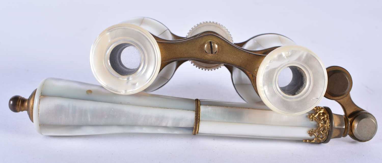 A PAIR OF MOTHER OF PEARL OPERA GLASSES. 24 cm x 7 cm. - Image 5 of 5