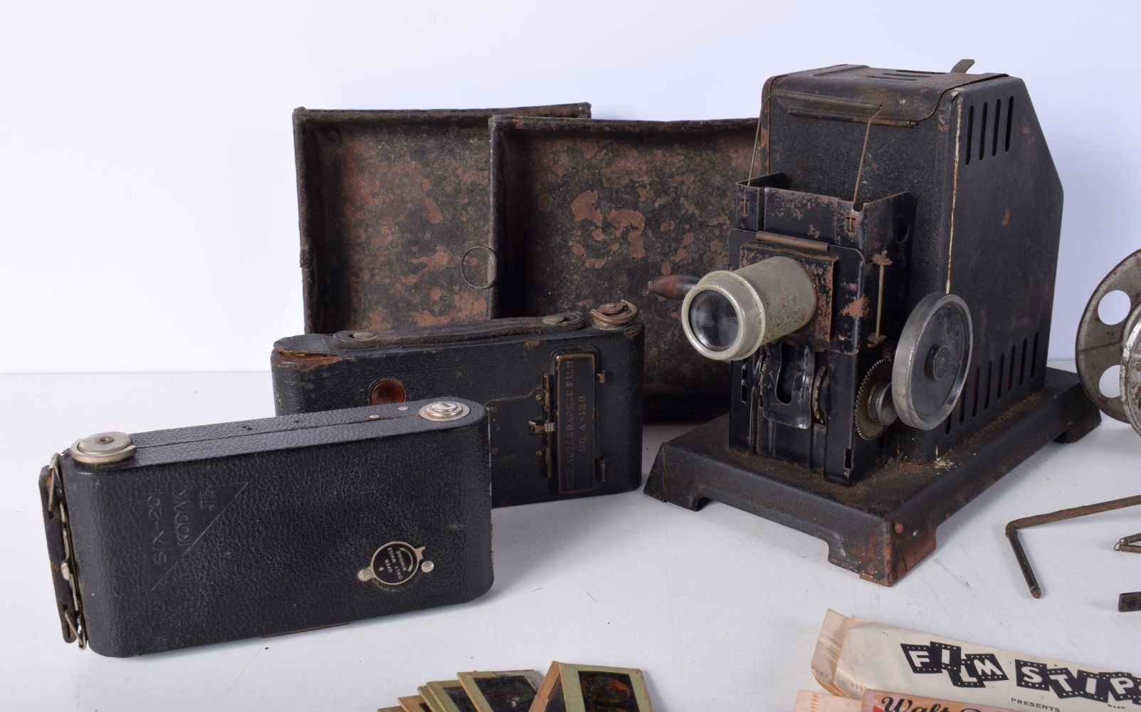 A vintage Bing Cine film projector together with two Kodak cameras (Qty) - Image 2 of 4