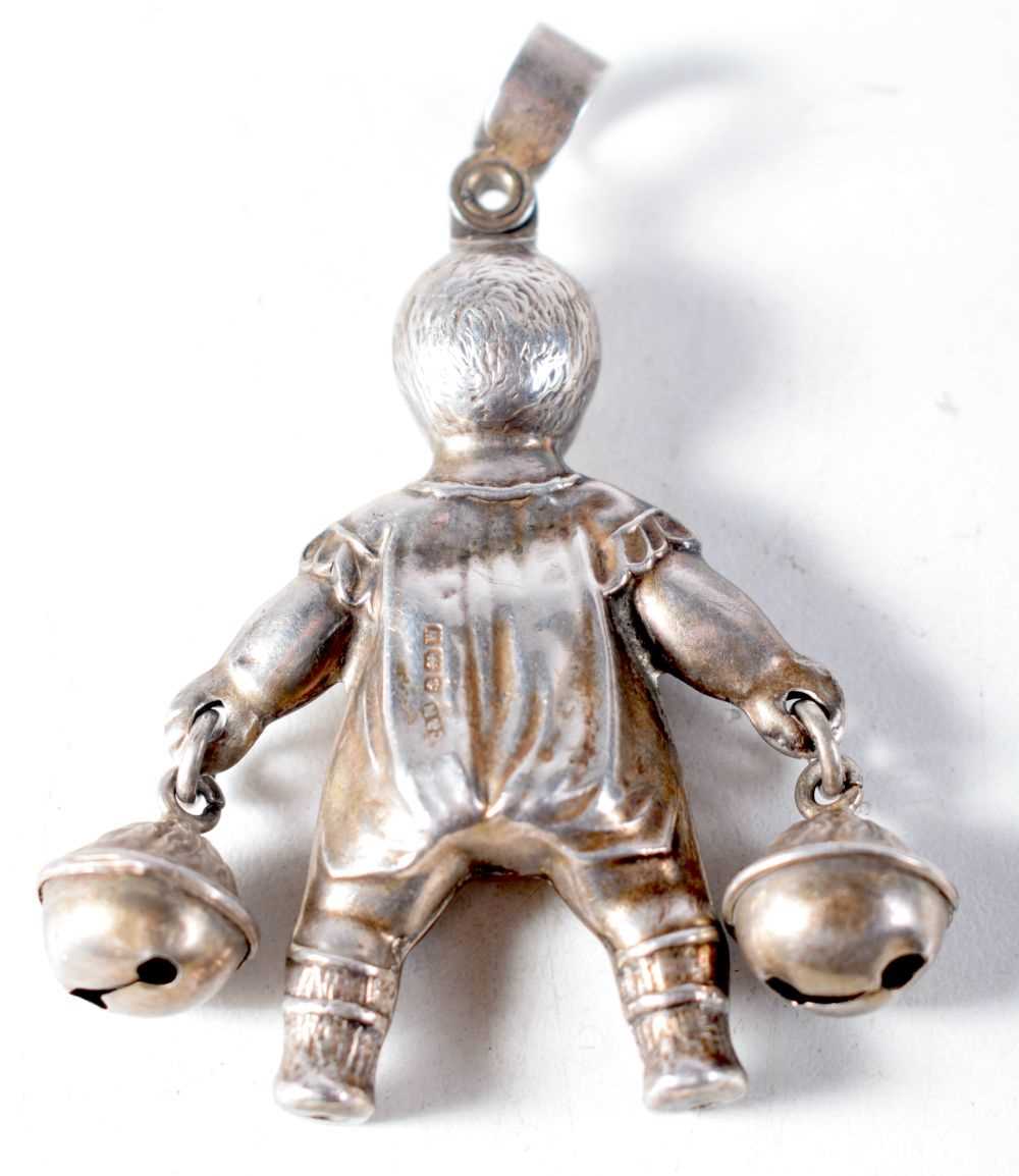 A Vintage Silver Babies Rattle Pendant in the form of a Baby holding Two Bells by Chrisford & Norris - Bild 2 aus 3