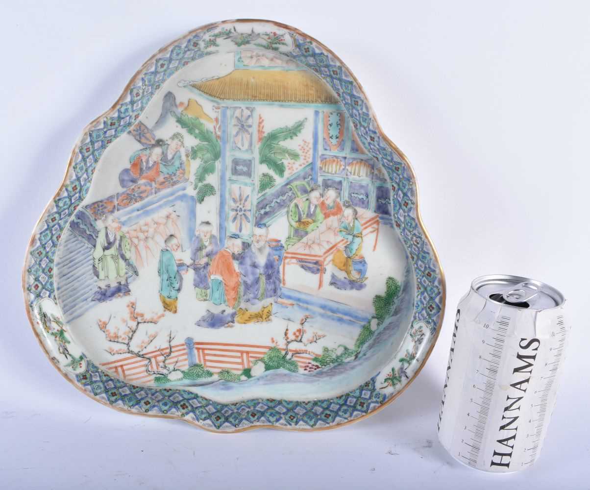 A LARGE 19TH CENTURY CHINESE FAMILLE VERTE PORCELAIN TREFOIL SHAPED DISH Qing, painted with