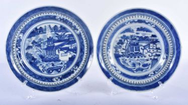 A PAIR OF LATE 18TH/19TH CENTURY CHINESE BLUE AND WHITE PORCELAIN DISHES Late Qianlong/Jiaqing. 19