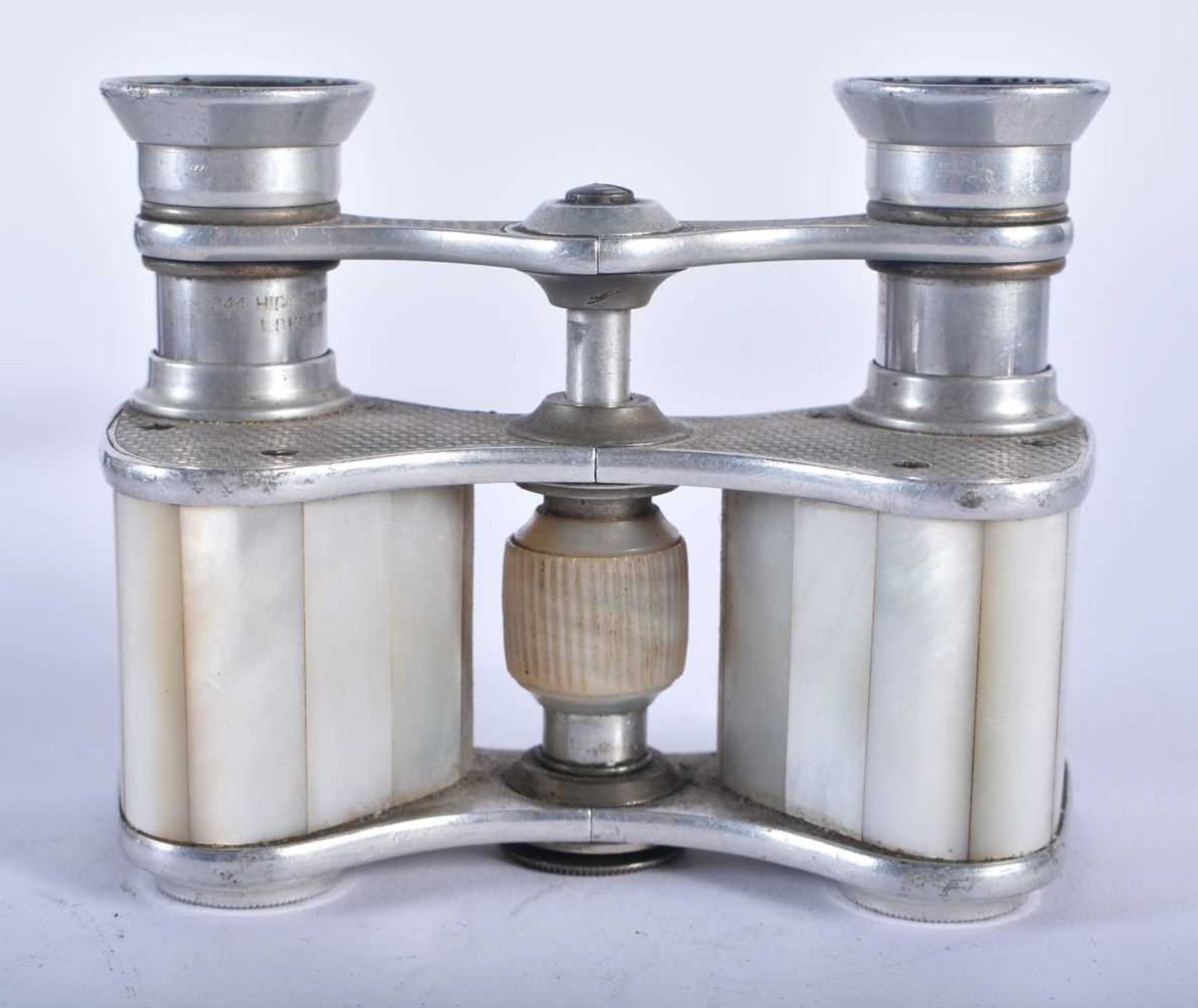 A PAIR OF MOTHER OF PEARL OPERA GLASSES. 9 cm x 9 cm extended.