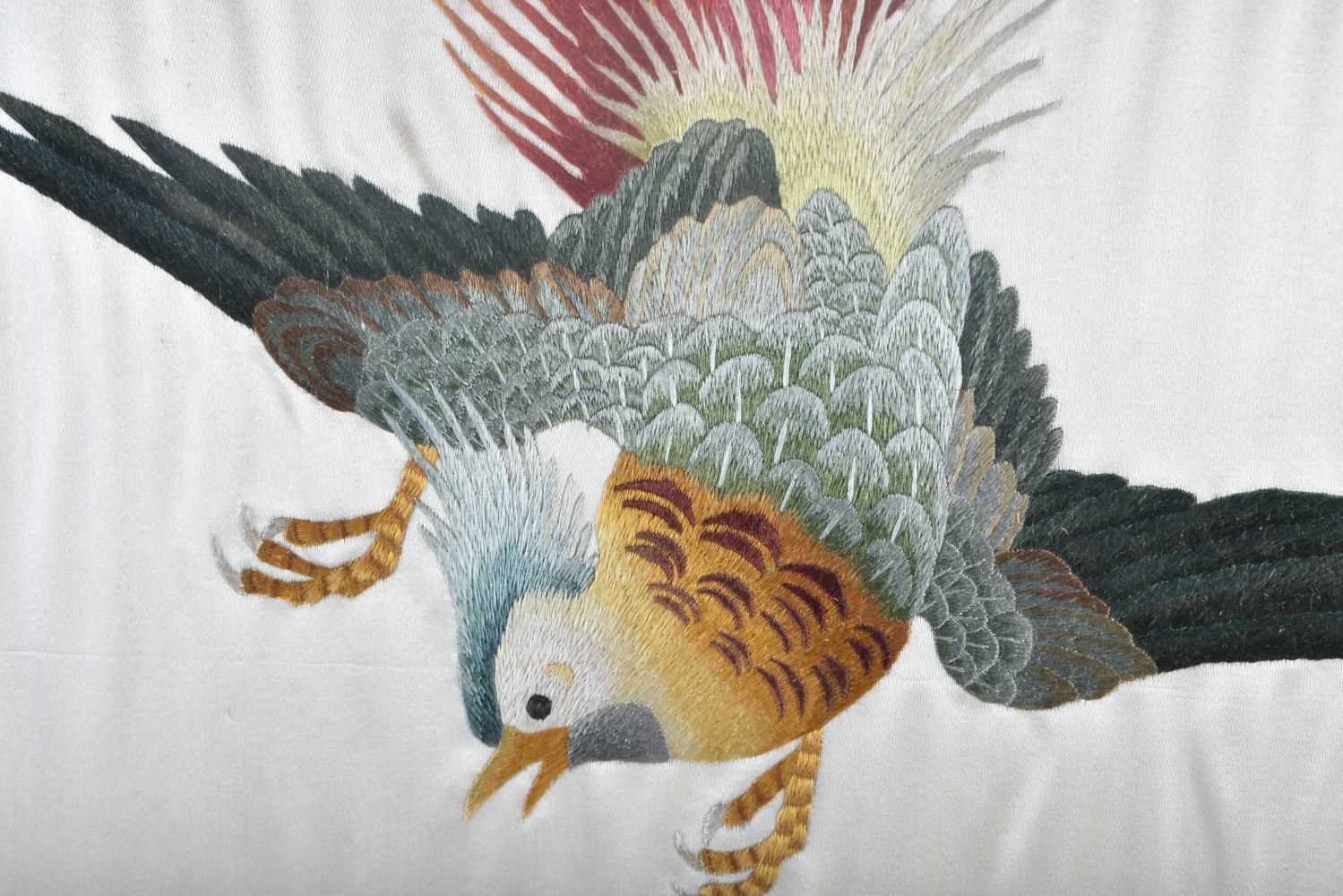AN EARLY 20TH CENTURY CHINESE SILK EMBROIDERED PANEL Late Qing/Republic, depicting a bird - Image 3 of 6
