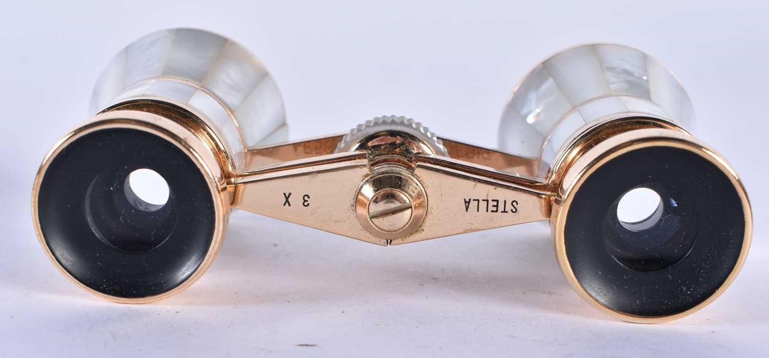 A PAIR OF MOTHER OF PEARL OPERA GLASSES. 8 cm x 6 cm. - Image 5 of 5
