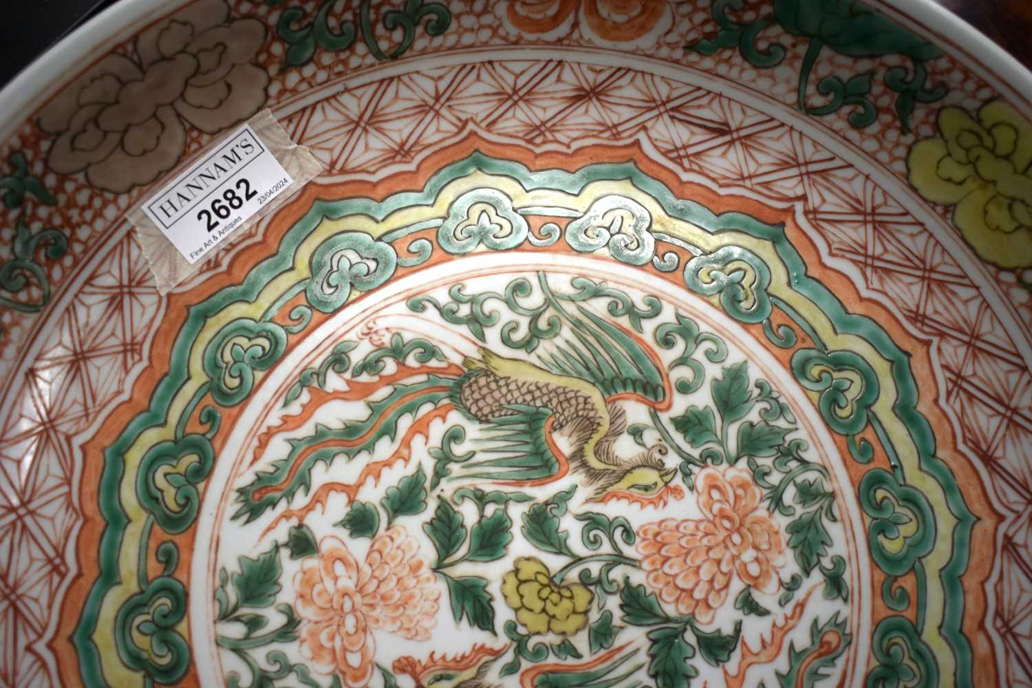 A LARGE 19TH CENTURY CHINESE FAMILLE VERTE PORCELAIN CIRCULAR DISH bearing Kangxi marks to base, - Image 15 of 15