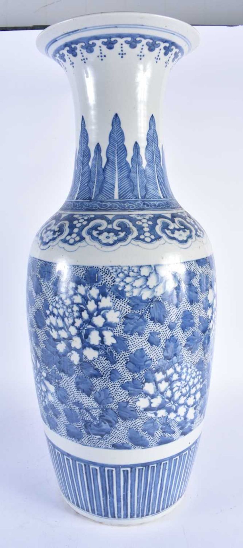 A LARGE 19TH CENTURY CHINESE BLUE AND WHITE PORCELAIN VASE Qing, painted with bold floral sprays. 58 - Image 3 of 5