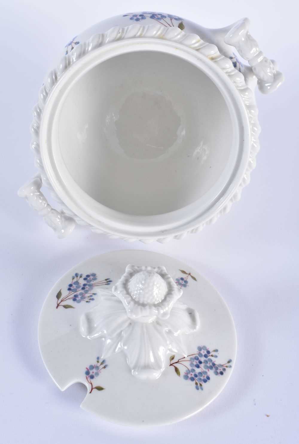 AN EARLY 19TH CENTURY CHAMBERLAINS WORCESTER DINNER SERVICE painted with blue cornflowers. Largest - Bild 14 aus 18