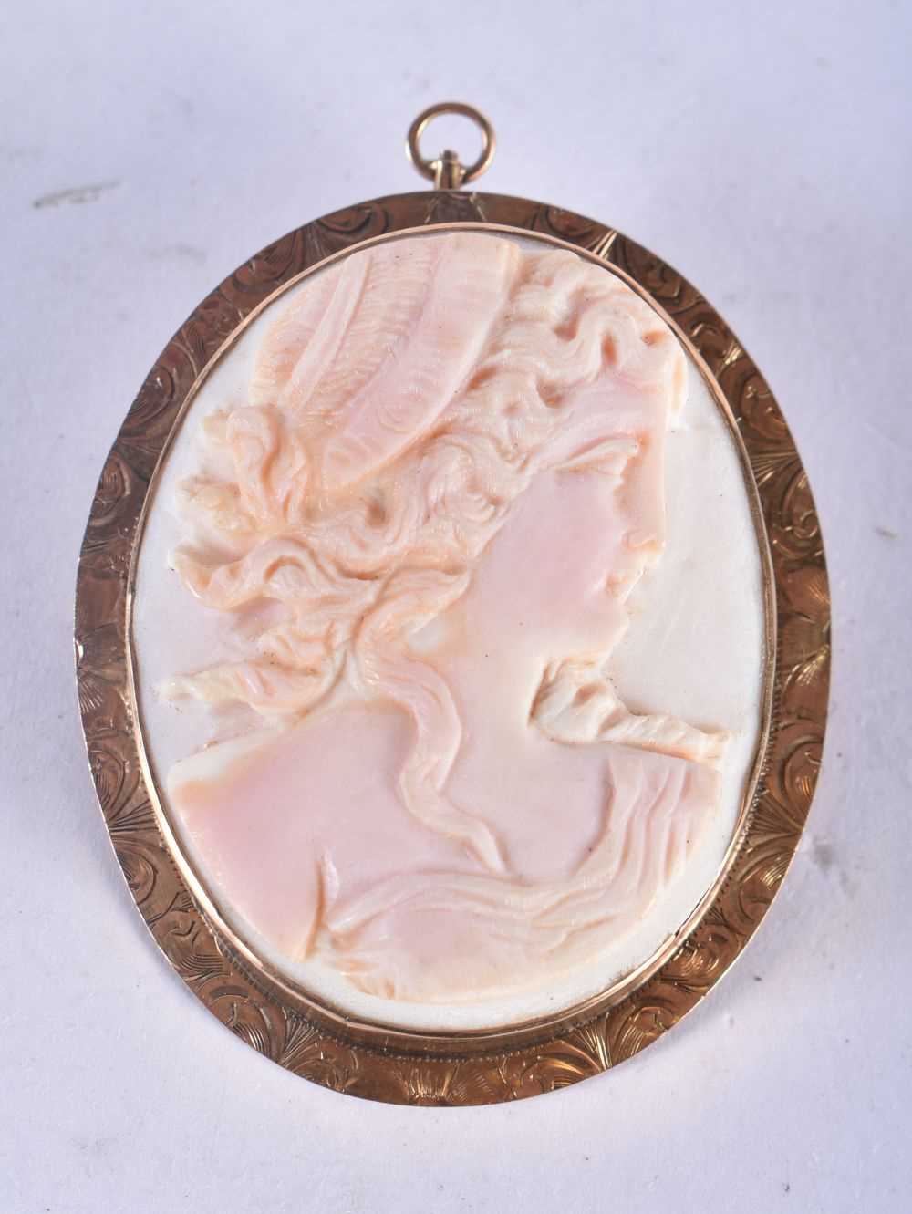 An Antique Gold Mounted Cameo Brooch / Pendant in the Classical Style. 4.5 cm x 3.7cm, weight 13.5g