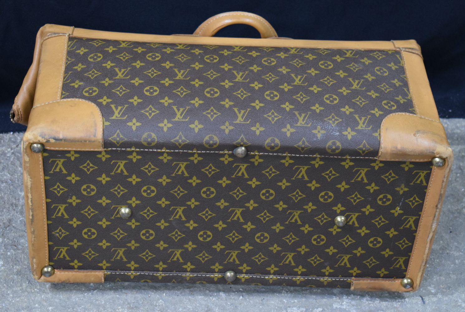 A Louis Vuitton Holdall 32 x 60 x 27 cm - Image 10 of 12