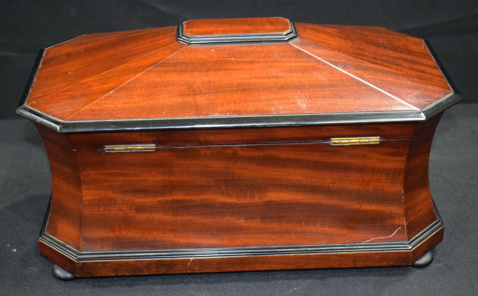 A lovely Victorian flame mahogany caddy 23 x 40 x 21cm - Image 10 of 10