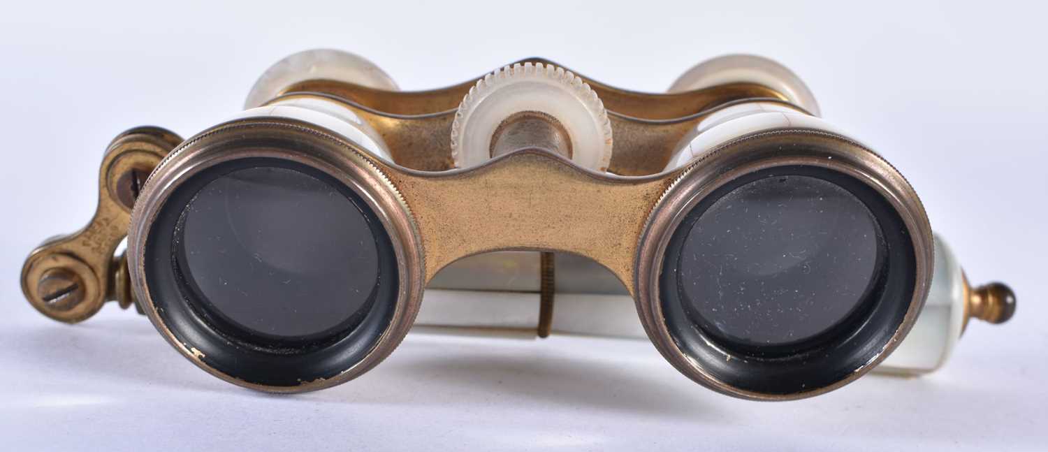 A PAIR OF MOTHER OF PEARL OPERA GLASSES. 24 cm x 7 cm. - Image 4 of 5