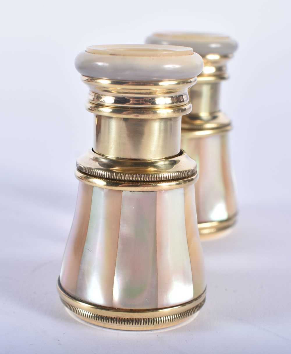 A PAIR OF MOTHER OF PEARL OPERA GLASSES. 9 cm x 9 cm extended. - Image 2 of 5